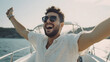 Junger Mann mit Sonnenbrille jubelt auf einem Boot / Yacht