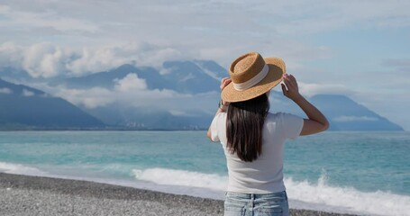 Poster - Tourist woman look at the blue sea