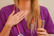 Lekarka laryngolog pokazuje ból gardła miejsce gdzie boli