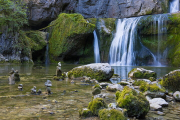 La cascade de la Billaude, aussi appelée « saut Claude-Roy », est l'un des sites les plus grandioses du Jura en France. La rivière Lemme plonge par une fissure étroite dans un amphithéâtre rocheux