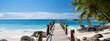 Wunderschöner Strand am Meer mit Palmen und türkisfarbenem Wasser und einem Holzstieg, Generative Ai