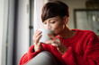 © leszekglasner - Short haired woman drinking hot coffee in her modern living room