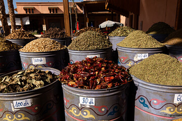 Poster - Venta de diferentes especias a granel en Marruecos.	