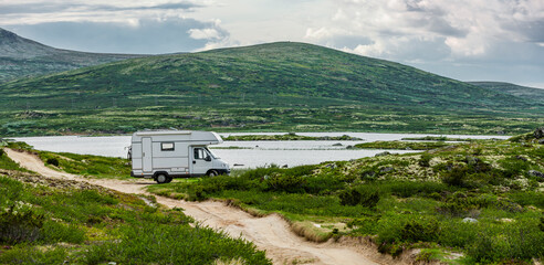 Wall Mural - Camper offroad an einem See in Skandianvien