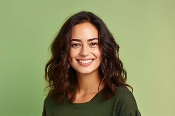 smiling businesswoman, in front of green background, beautiful dark-haired woman in shirt, profile p