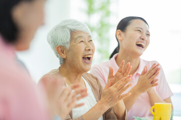 シニア女性と介護士