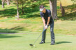 © buritora - ゴルフ場でゴルフをするゴルファーの男性
