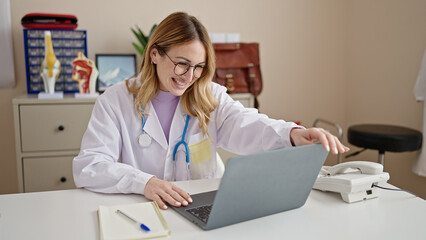 Poster - Young beautiful hispanic woman doctor having online medical consultation at clinic