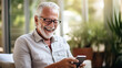 Ein lachender Rentner mit Brille benutzt sein Handy zur Kommunikation, neue Technologien im Alter, verschwommener Hintergrund, Generative AI