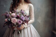 Mujer con vestido de novia de encaje y bouquet de rosas y flores malvas, blancas y rosas.  ilustracion de ia generativa