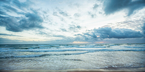 horizonte do mar em praia deserta de taipu de fora, no litoral da bahia, no nordeste brasileiro. den