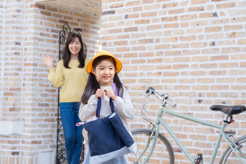 Wall Mural - 登校する小学生1年生と見送るママ（育児・子育て）