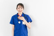 青いクリニックユニフォームを着た医療従事者の女性（医者・医師）
