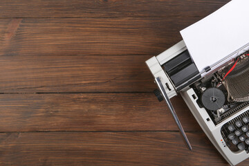 Fototapete - vintage typewriter on the table with blank paper on wooden desk - concept for writing, journalism, blogging