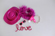 © Alexandre - chapéu e amor cor de rosa com espaço para texto anúncio ou promoção