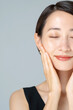 © naka - スキンケアをする女性
