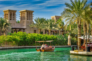 Canvas Print - DUBAI, UAE - NOVEMBER 15: View of the  Souk Madinat Jumeirah