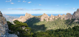 Fototapeta  - Panorama des montagnes du sud de la Corse, forêt, montagnes, et mer Méditerranée en arrière plan. 
