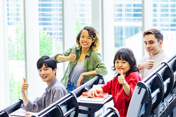 Poster - 教室でサムアップする多国籍学生のグループ