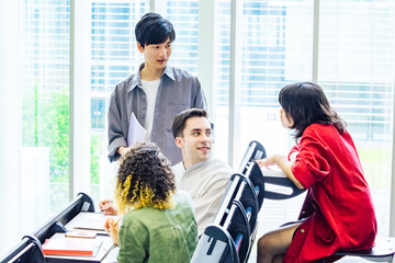 Poster - 教室で会話する多国籍学生のグループ