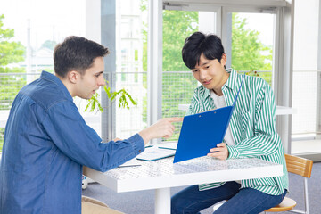 Poster - 外国人男性と会話する男性