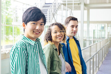 Poster - 笑顔の多国籍学生グループ