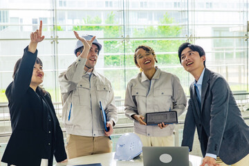 Aufkleber - ビル内で会議する多国籍エンジニアとビジネスパーソンのグループ