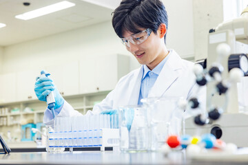Poster - 研究室で実験する白衣の男性