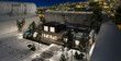 Bauplanung einer modernen Vorstadt-Villa mit Dachterrasse und Swimmingpool bei Abendbeleuchtung (Stadtpanorama im Hintergrund) - 3D Visualisierung