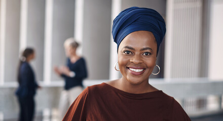 Aufkleber - Confidence keeps you at the front of the business game. Portrait of a confident young businesswoman against a city background.