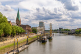 Fototapeta Sawanna - Stadtansicht Bremen von der Schlachte mit Blick von der Teerhofbrücke über die Weser bis zur St.-Martinikirche