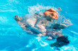 Im Schwimmbad: Mensch im Schwimmbecken unter Wasser mit den Füßen an der Oberfläche
