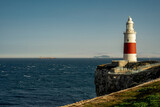 Latarnia morska Europa Point. Biało czerwony budynek latarni morskiej położony na południowym skraju Gibraltaru. 