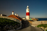 Latarnia morska Europa Point. Biało czerwony budynek latarni morskiej położony na południowym skraju Gibraltaru. 