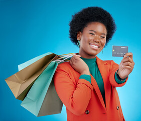 Canvas Print - Credit card, shopping offer and woman in portrait for retail banking, finance and e commerce fintech or payment. Customer face, fashion model or african person, bag and debt on blue studio background