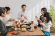 © arc image gallery - 朝食を食べる日本人三世代家族