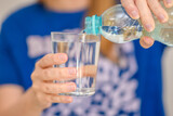 Fototapeta  - Pić wodę, nalewać do szklanki z plastikowej butelki