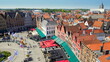 weiter Blick vom Museumsturm in Brügge mit  alten Häusern und vielen Menschen auf Marktplatz
