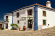 Typowe białe zabudowania dla miasteczka Monsaraz, region Alentejo w Portugali. 