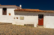 Typowe białe zabudowania dla miasteczka Monsaraz, region Alentejo w Portugali. 