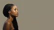 canvas print picture - Hübsche Afroamerikanische Frau Gesicht im Seitenprofil mit glatten langen Haaren auf dunklen Hintergrund Nahaufnahme, ai generativ