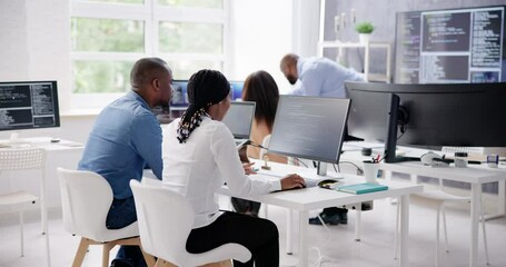 Leinwandbilder - African Business Team Working On Computer