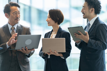 Canvas Print - 立ちながら会議をするビジネスマン