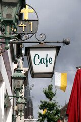 historische lampe mit der aufschrift cafe