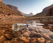 Wasserflasche in einem seichten See in einer Steinwüste, generative AI