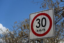 Panneau Vitesse Limitée à 30 Km/h.