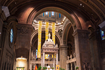 baldachin supported by doric columns and altar under dome inside basilica of st mary built in beaux arts architectural style minneapolis minnesota