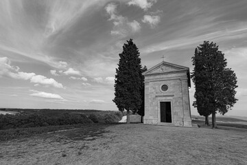 Poster - Stunning view of the Cappella della Madonna di Vitaleta in the Tuscan region of Italy