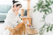 © buritora - 猫の水の入れ替えをする飼い主のアジア人女性