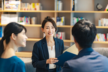 Leinwandbilder - ロビーで接客する女性スタッフ